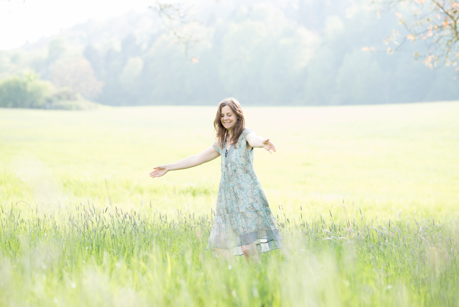 Anke Randegger auf einer Blumenwiese