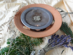 Räucherstövchen mit Sieb, Lavendel und Tannennadeln