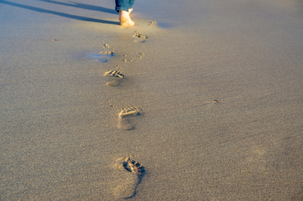 fussspuren im Sand am Meer