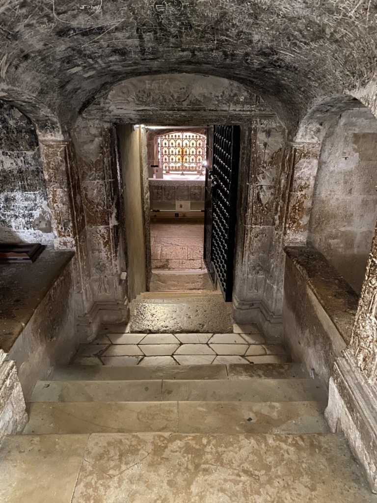 Treppe, die in eine Grotte führt zu einem Schrein