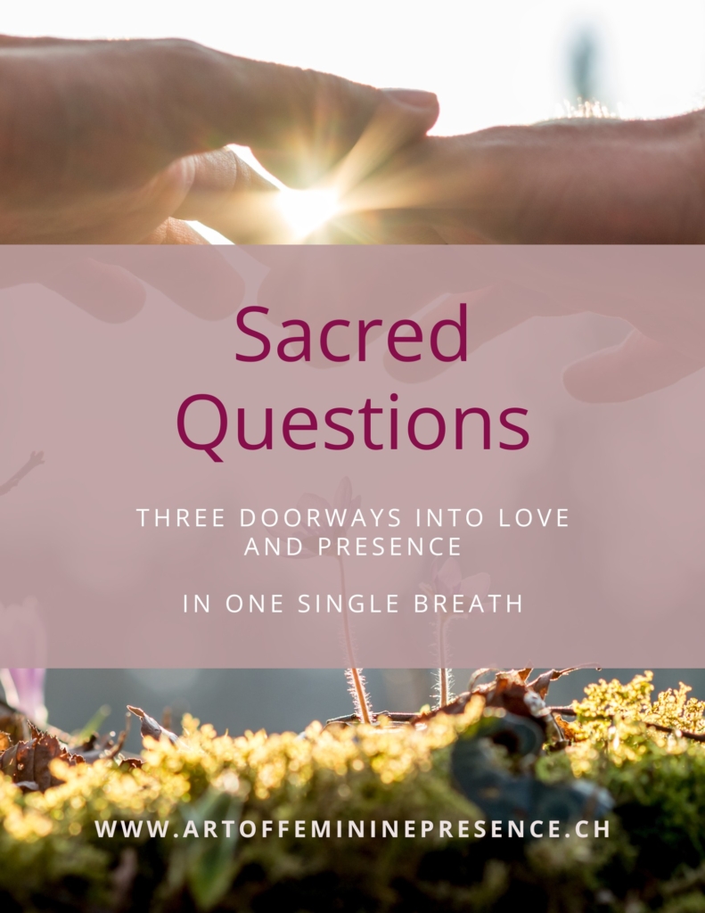 Sonnenstrahlen auf Moos und darüber der Titel Sacred Questions