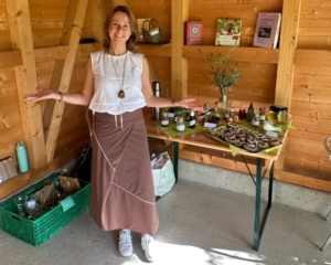 Frau in einer Scheune mit selbstgemachten Produkten im Hintergrund