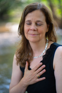 Frau mit Hand auf dem herzen und Augen geschlossen